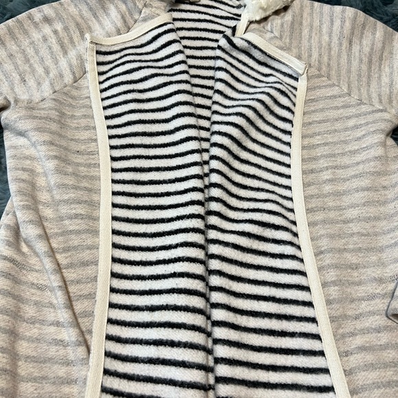 Sweater Jacket size small.  Excellent condition. - Picture 10 of 13